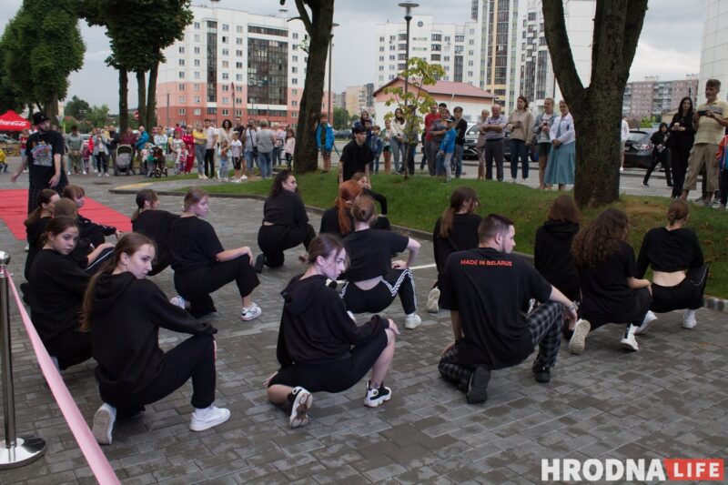 Красная дорожка, модная одежда, зажигательные танцы. На показе мод в Гродно рассказали о трендах лета