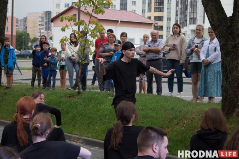 Красная дорожка, модная одежда, зажигательные танцы. На показе мод в Гродно рассказали о трендах лета