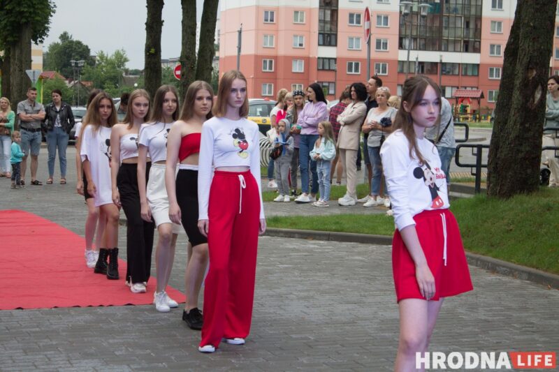 Красная дорожка, модная одежда, зажигательные танцы. На показе мод в Гродно рассказали о трендах лета