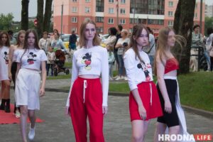 Красная дорожка, модная одежда, зажигательные танцы. На показе мод в Гродно рассказали о трендах лета