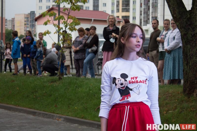 Красная дорожка, модная одежда, зажигательные танцы. На показе мод в Гродно рассказали о трендах лета