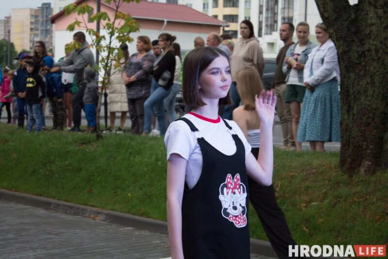 Красная дорожка, модная одежда, зажигательные танцы. На показе мод в Гродно рассказали о трендах лета