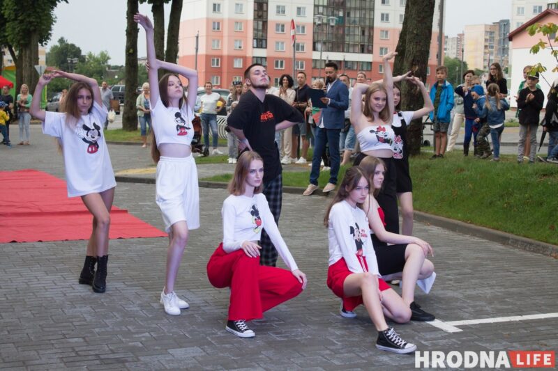 Красная дорожка, модная одежда, зажигательные танцы. На показе мод в Гродно рассказали о трендах лета