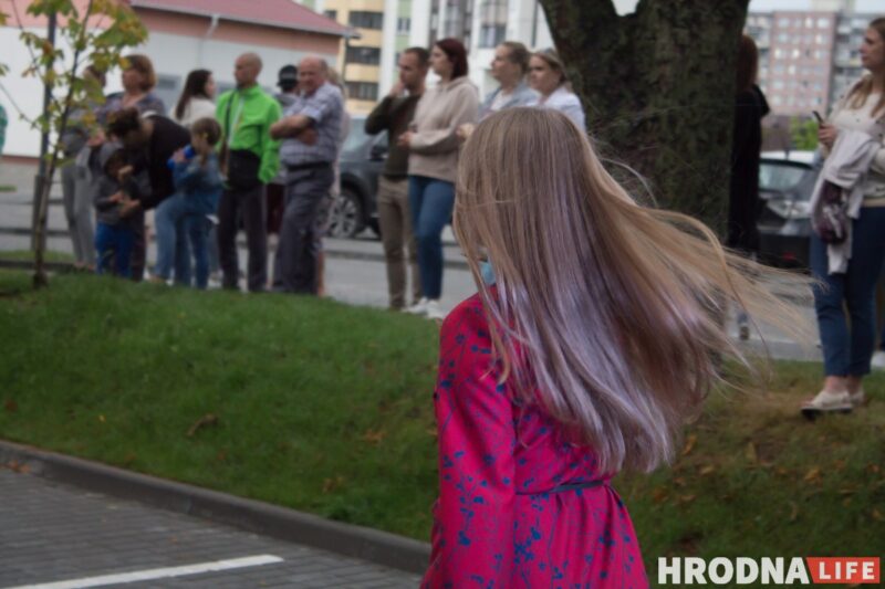 Красная дорожка, модная одежда, зажигательные танцы. На показе мод в Гродно рассказали о трендах лета