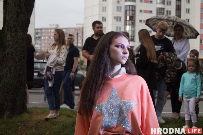 Красная дорожка, модная одежда, зажигательные танцы. На показе мод в Гродно рассказали о трендах лета