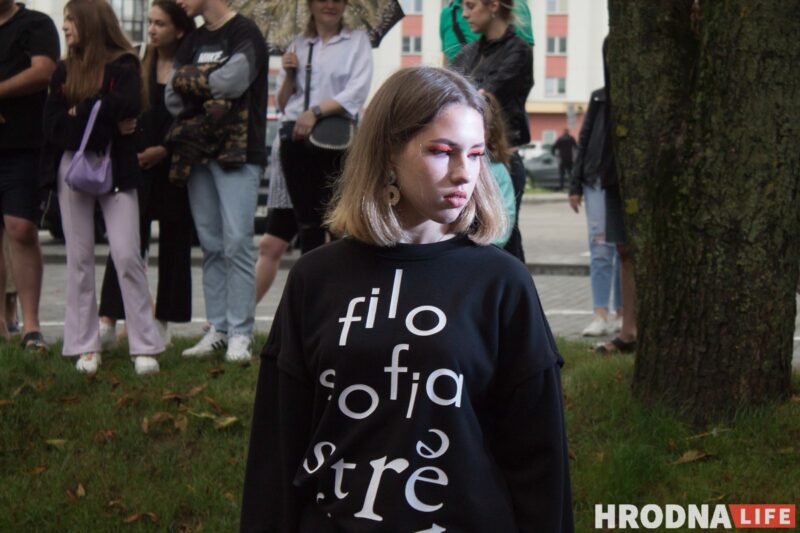 Красная дорожка, модная одежда, зажигательные танцы. На показе мод в Гродно рассказали о трендах лета