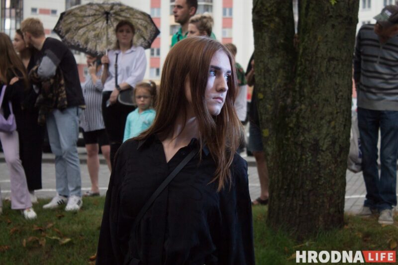 Красная дорожка, модная одежда, зажигательные танцы. На показе мод в Гродно рассказали о трендах лета