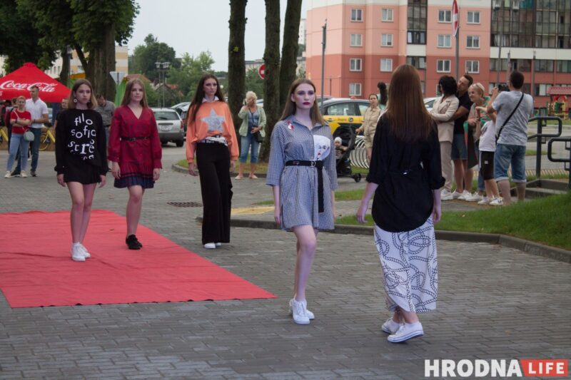 Красная дорожка, модная одежда, зажигательные танцы. На показе мод в Гродно рассказали о трендах лета
