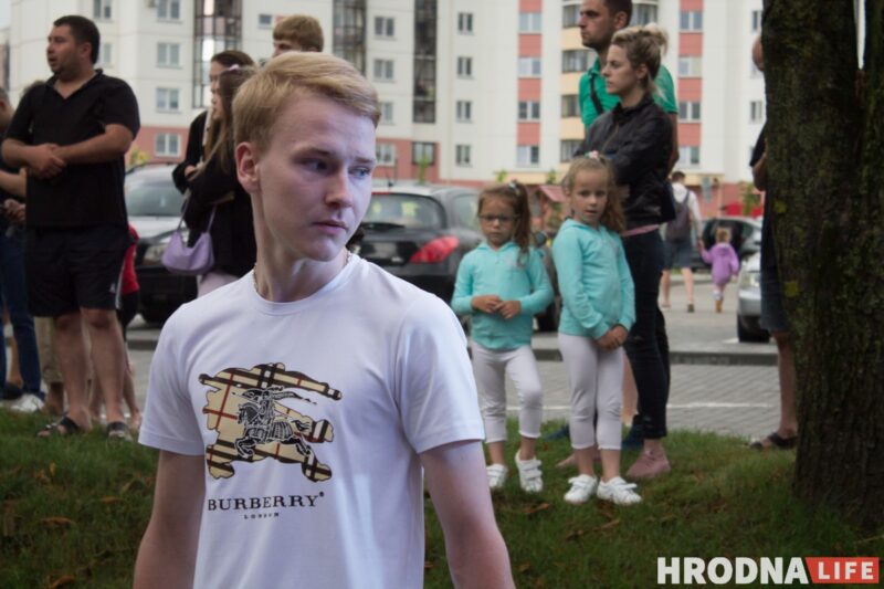 Красная дорожка, модная одежда, зажигательные танцы. На показе мод в Гродно рассказали о трендах лета