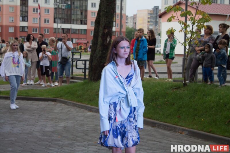 Красная дорожка, модная одежда, зажигательные танцы. На показе мод в Гродно рассказали о трендах лета