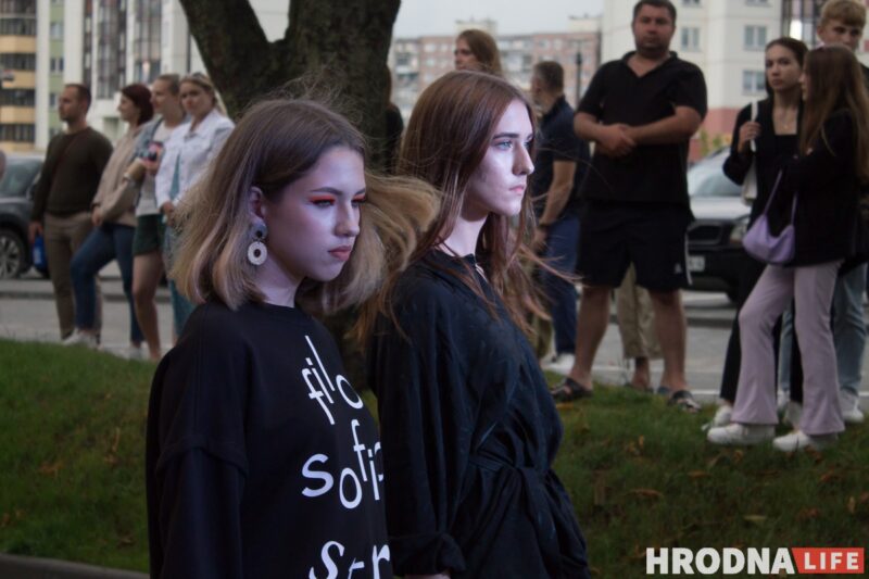 Красная дорожка, модная одежда, зажигательные танцы. На показе мод в Гродно рассказали о трендах лета