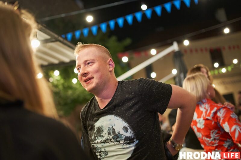 Людзі, эмоцыя, колер. Глядзіце, як выглядае начное жыццё ў Гродне