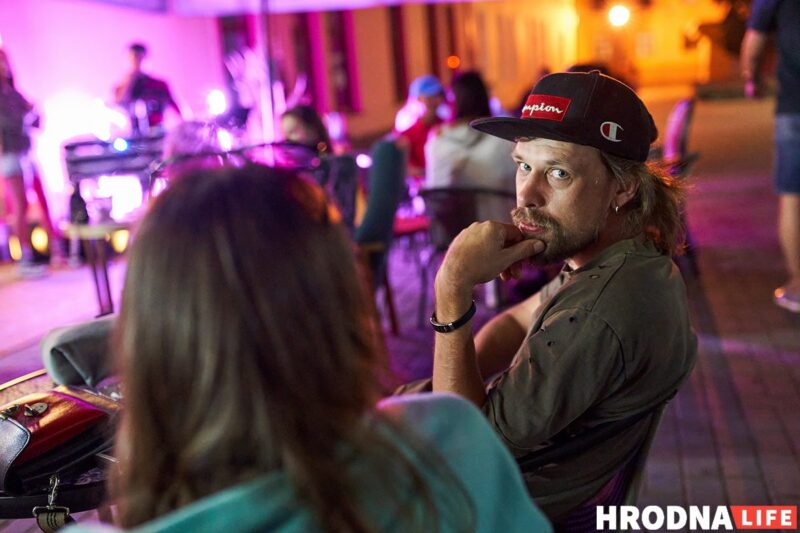 Людзі, эмоцыя, колер. Глядзіце, як выглядае начное жыццё ў Гродне