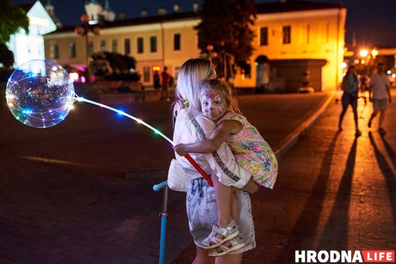 Людзі, эмоцыя, колер. Глядзіце, як выглядае начное жыццё ў Гродне