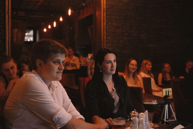 “Откровенные письма” читают в баре. Психологи и комики из Гродно организовали шоу с советами и шутками