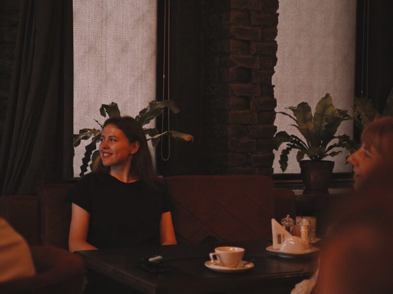 “Откровенные письма” читают в баре. Психологи и комики из Гродно организовали шоу с советами и шутками