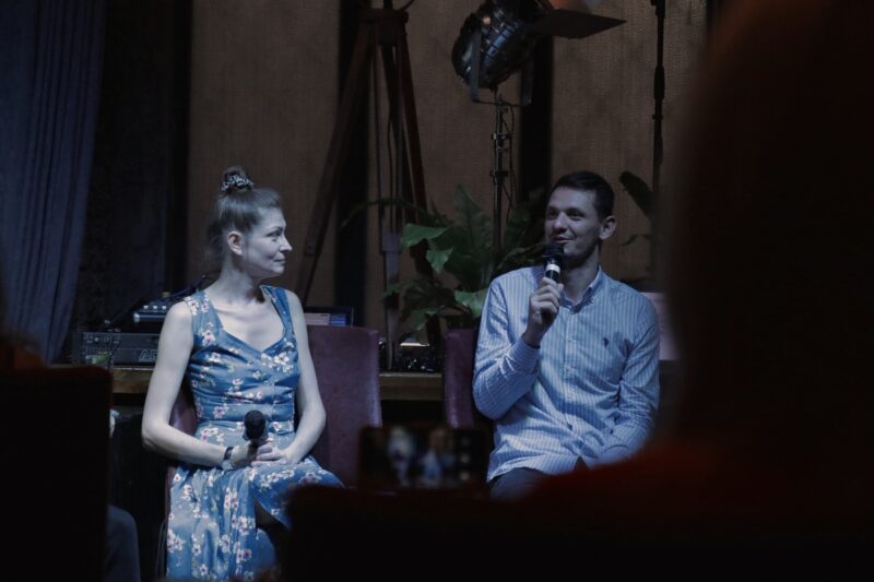 “Откровенные письма” читают в баре. Психологи и комики из Гродно организовали шоу с советами и шутками