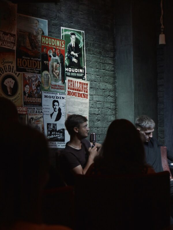 “Откровенные письма” читают в баре. Психологи и комики из Гродно организовали шоу с советами и шутками