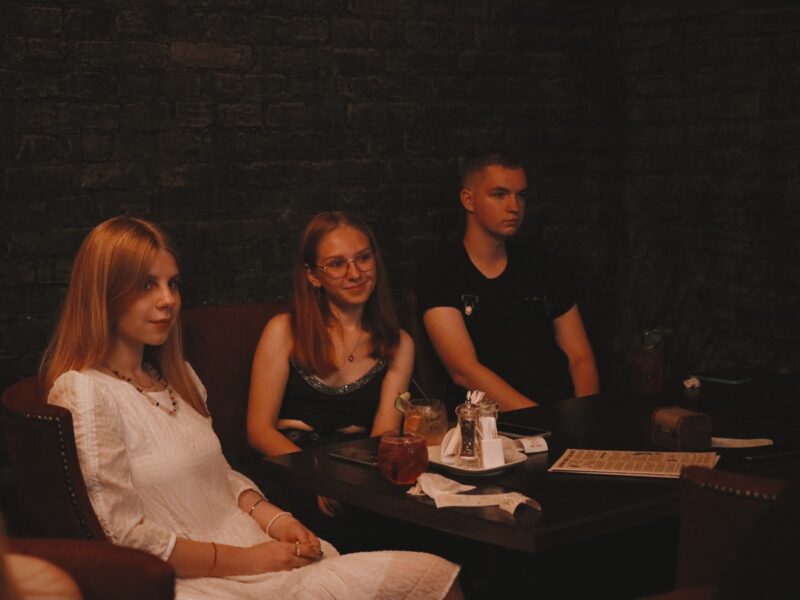 “Откровенные письма” читают в баре. Психологи и комики из Гродно организовали шоу с советами и шутками