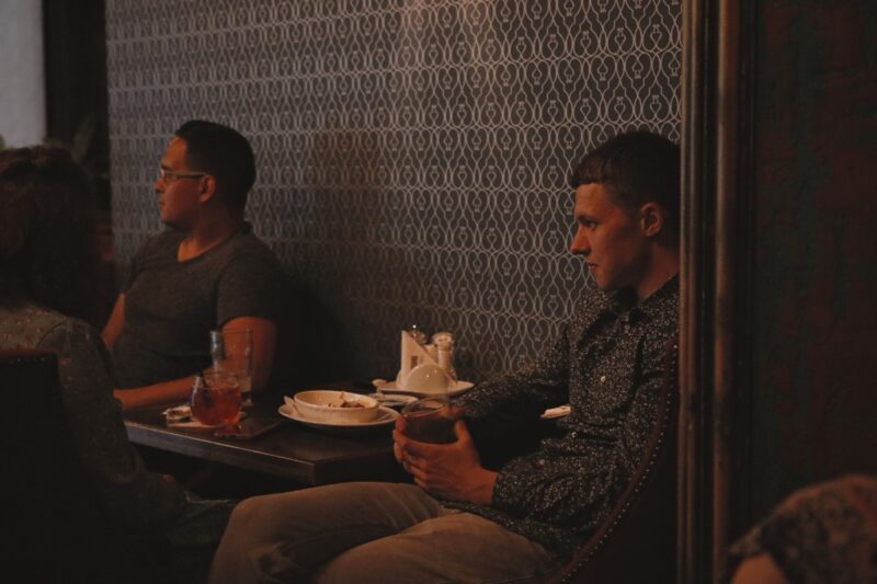 “Откровенные письма” читают в баре. Психологи и комики из Гродно организовали шоу с советами и шутками