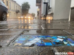 "Хирург тротуаров" или "свой Бэнкси"? Неизвестный мастер в Гродно создаёт стрит-арт под ногами