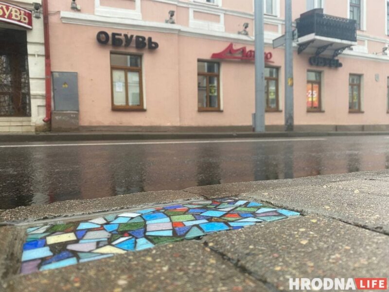 "Хірург ходнікаў" ці "свой Бэнксі"? Невядомы майстар у Гродне стварае стрыт-арт пад нагамі