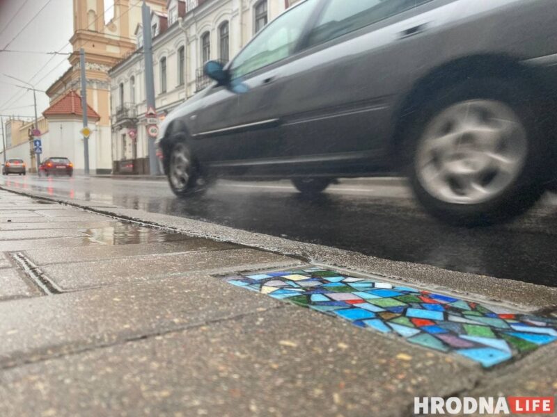 "Хірург ходнікаў" ці "свой Бэнксі"? Невядомы майстар у Гродне стварае стрыт-арт пад нагамі