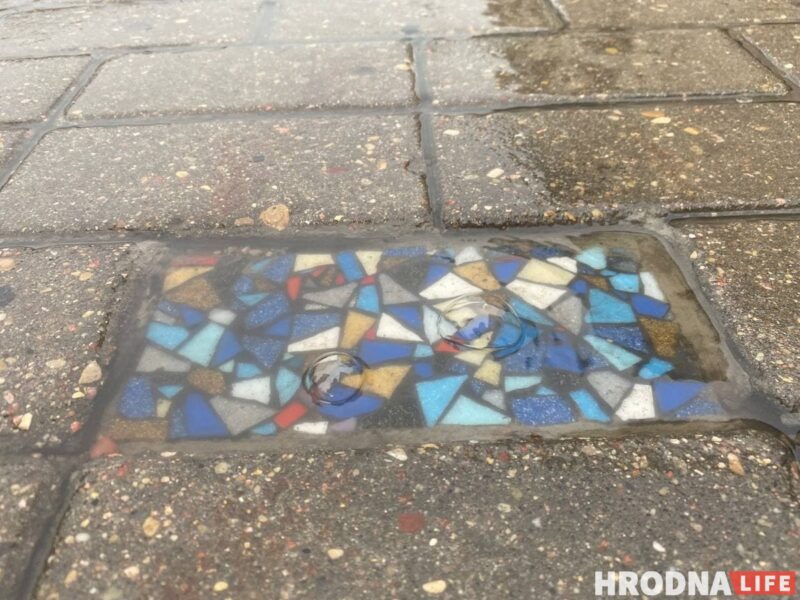 "Хірург ходнікаў" ці "свой Бэнксі"? Невядомы майстар у Гродне стварае стрыт-арт пад нагамі