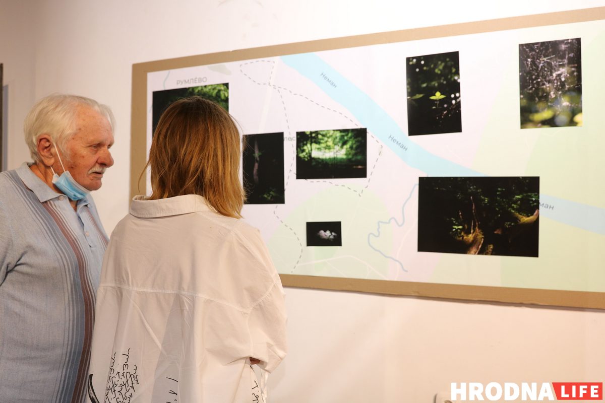 "Связь со спутниками потеряна". Александр Саенко - о новой выставке, "подводном плавании" и призрачной надежде