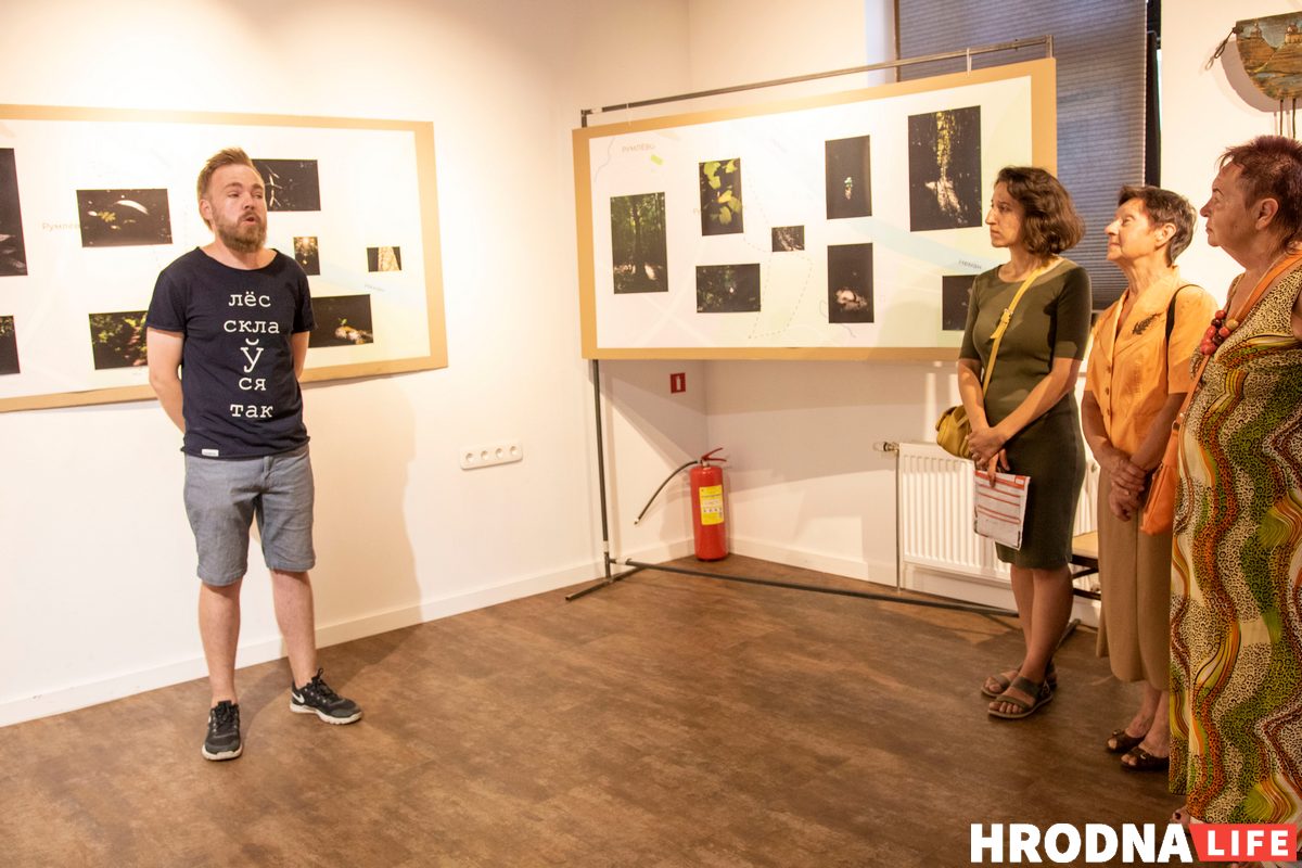 "Связь со спутниками потеряна". Александр Саенко - о новой выставке, "подводном плавании" и призрачной надежде