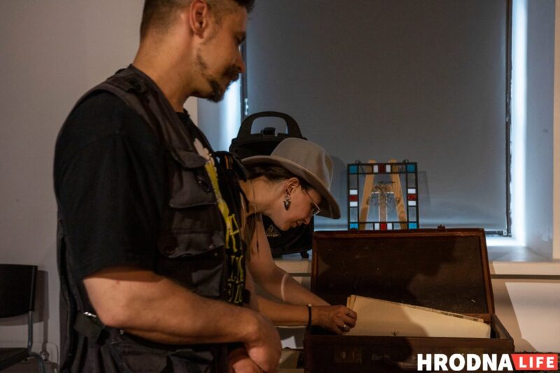 "Связь со спутниками потеряна". Александр Саенко - о новой выставке, "подводном плавании" и призрачной надежде