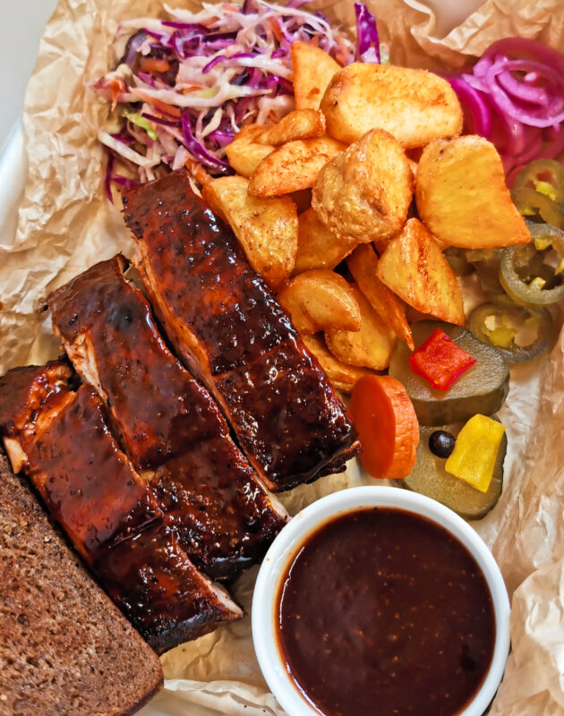 Техасское BBQ и живая музыка. В Гродно открылся новый гастро-паб «Пятница»