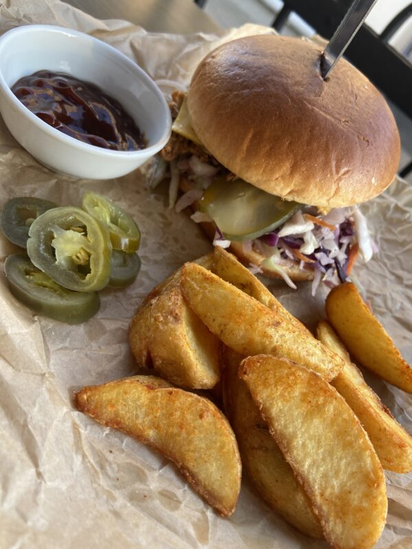 Техасское BBQ и живая музыка. В Гродно открылся новый гастро-паб «Пятница»