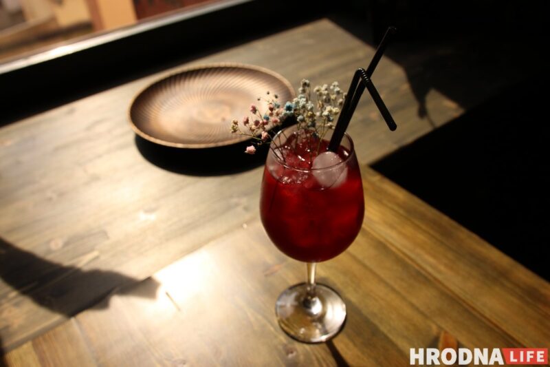 Техасское BBQ и живая музыка. В Гродно открылся новый гастро-паб «Пятница» коктейль