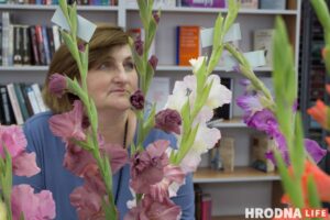 “Были бы Грушевые, занимались бы грушами”. Алла Квятковская рассказала, как выращивает 10 000 гладиолусов и почему любит “Свет далёкой звезды”