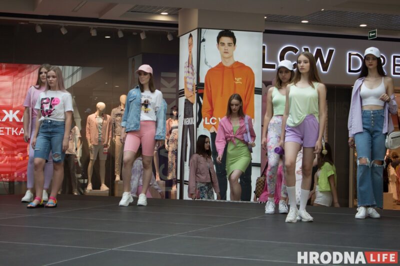 Для школы - деловой стиль, для дома - пижама. В Гродно показали модные луки для подростков к началу осеннего сезона