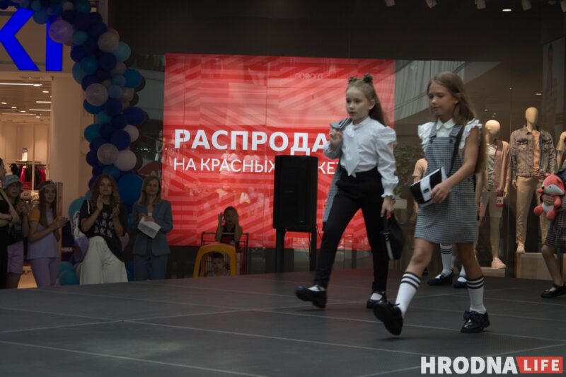 Для школы - деловой стиль, для дома - пижама. В Гродно показали модные луки для подростков к началу осеннего сезона