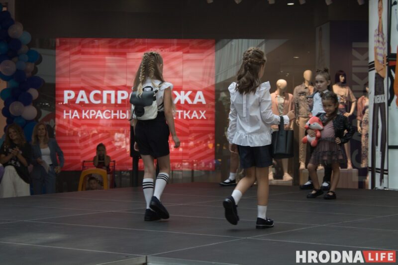 Для школы - деловой стиль, для дома - пижама. В Гродно показали модные луки для подростков к началу осеннего сезона