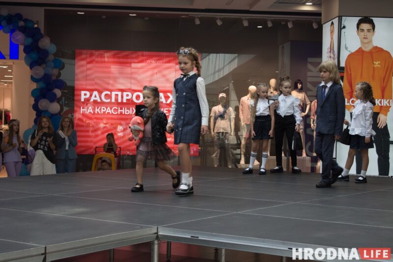 Для школы - деловой стиль, для дома - пижама. В Гродно показали модные луки для подростков к началу осеннего сезона