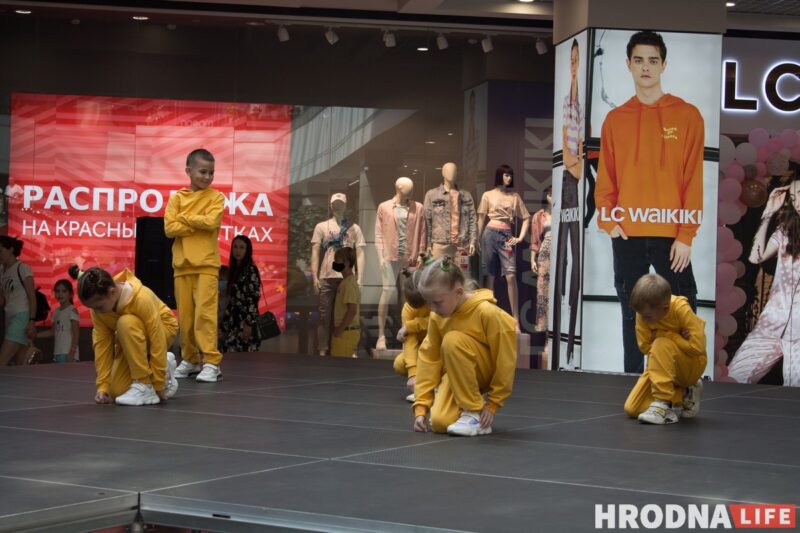 Для школы - деловой стиль, для дома - пижама. В Гродно показали модные луки для подростков к началу осеннего сезона