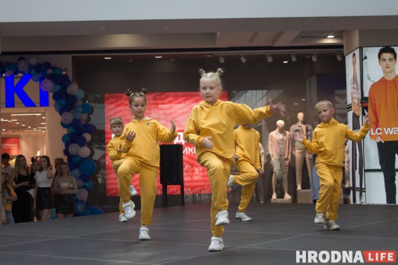 Для школы - деловой стиль, для дома - пижама. В Гродно показали модные луки для подростков к началу осеннего сезона