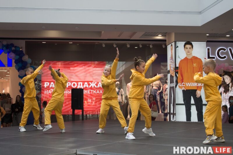 Для школы - деловой стиль, для дома - пижама. В Гродно показали модные луки для подростков к началу осеннего сезона