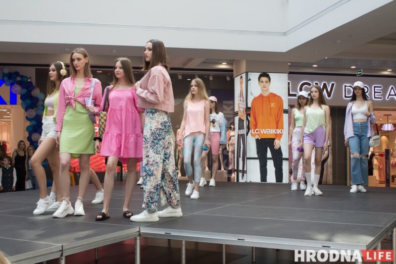 Для школы - деловой стиль, для дома - пижама. В Гродно показали модные луки для подростков к началу осеннего сезона