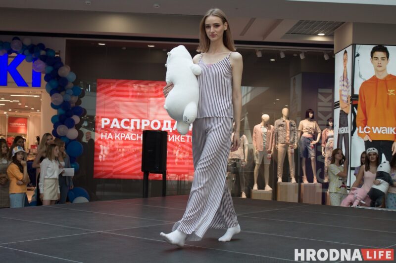 Для школы - деловой стиль, для дома - пижама. В Гродно показали модные луки для подростков к началу осеннего сезона