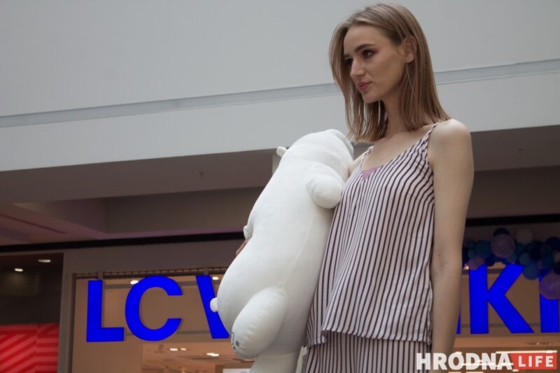 Для школы - деловой стиль, для дома - пижама. В Гродно показали модные луки для подростков к началу осеннего сезона