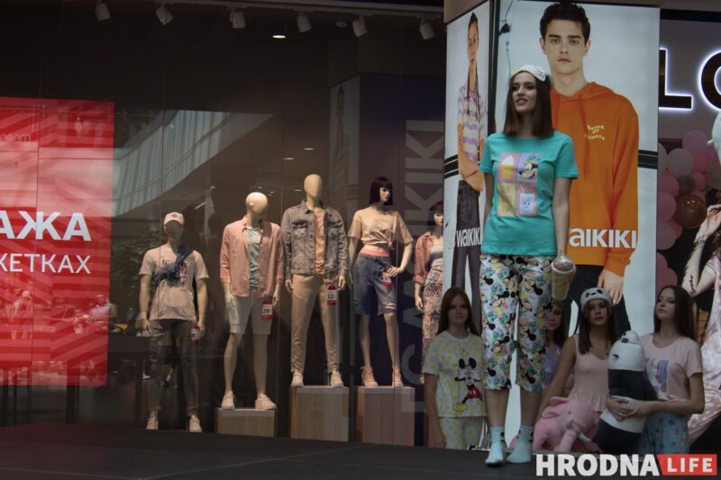 Для школы - деловой стиль, для дома - пижама. В Гродно показали модные луки для подростков к началу осеннего сезона