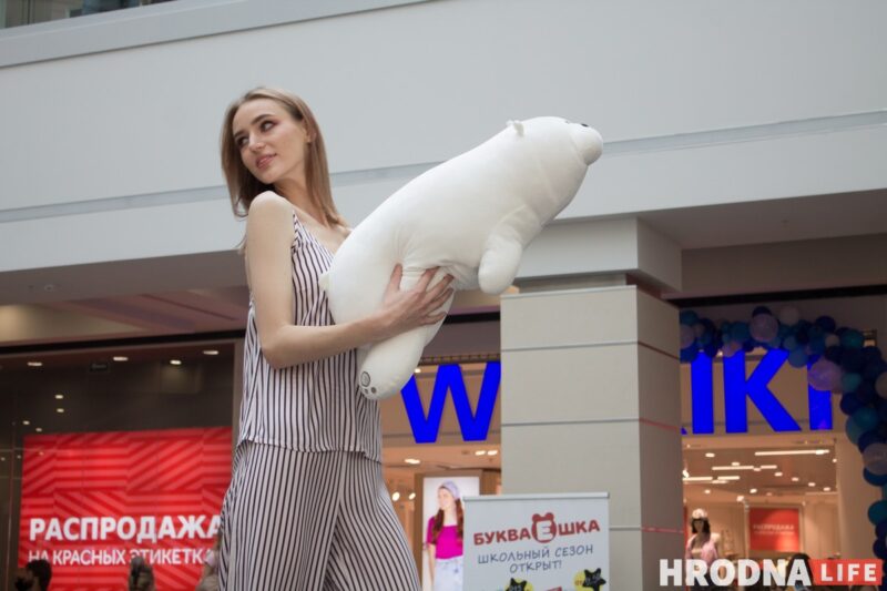 Для школы - деловой стиль, для дома - пижама. В Гродно показали модные луки для подростков к началу осеннего сезона