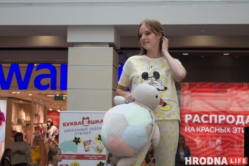 Для школы - деловой стиль, для дома - пижама. В Гродно показали модные луки для подростков к началу осеннего сезона