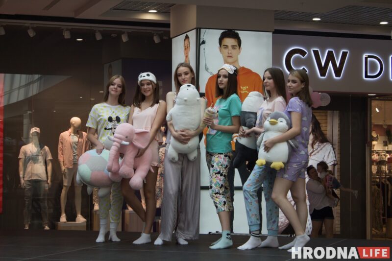 Для школы - деловой стиль, для дома - пижама. В Гродно показали модные луки для подростков к началу осеннего сезона