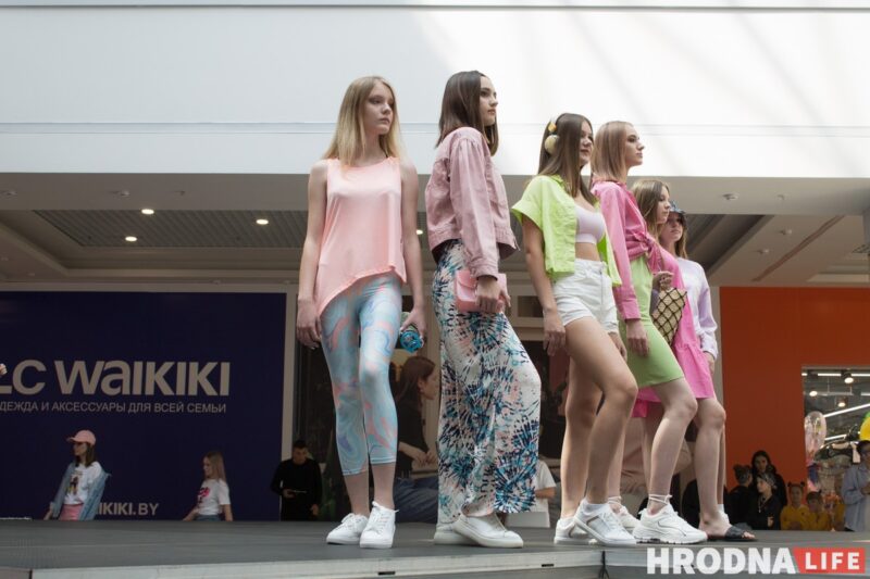 Для школы - деловой стиль, для дома - пижама. В Гродно показали модные луки для подростков к началу осеннего сезона